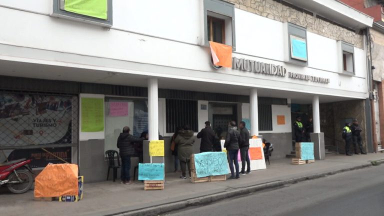 Trabajadores toman la Mutualidad Provincial y denuncian despidos masivos