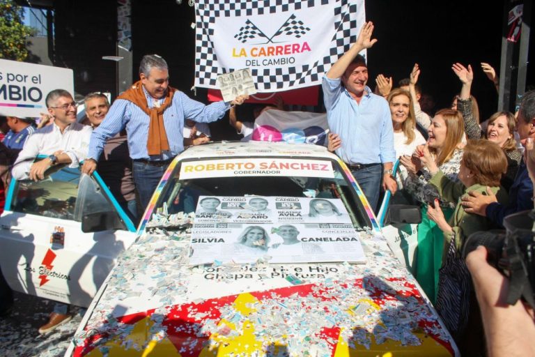 Roberto Sánchez y Germán Alfaro cerraron la campaña en un auto de carrera