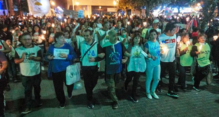 Docentes jujeños marcharon con antorchas para pedir una mejora en los salarios