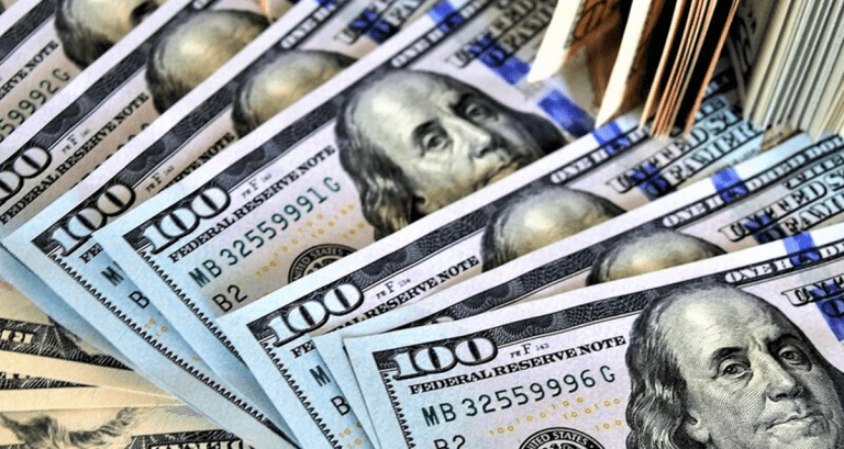 El dólar “blue” cerró la jornada en $730 y marcó un nuevo récord