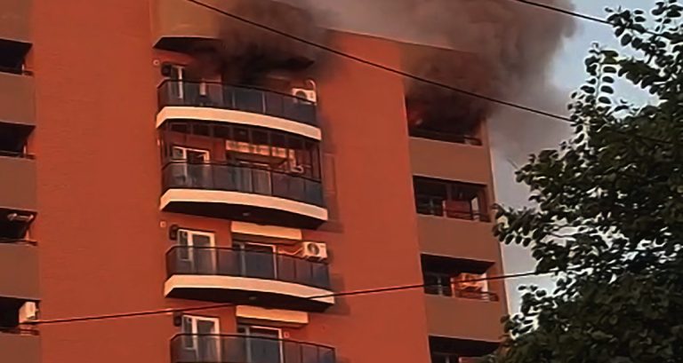 Impresionante incendio en un edificio de barrio Sur