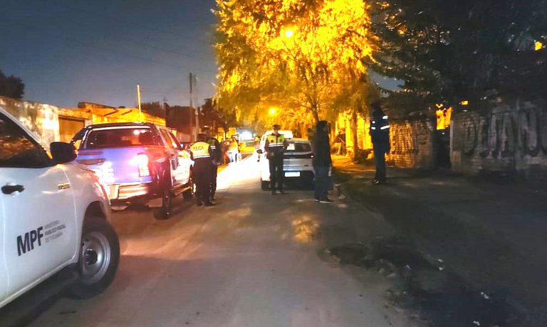 Hallaron muerto a un hombre de varias puñaladas en el pecho y la espalda