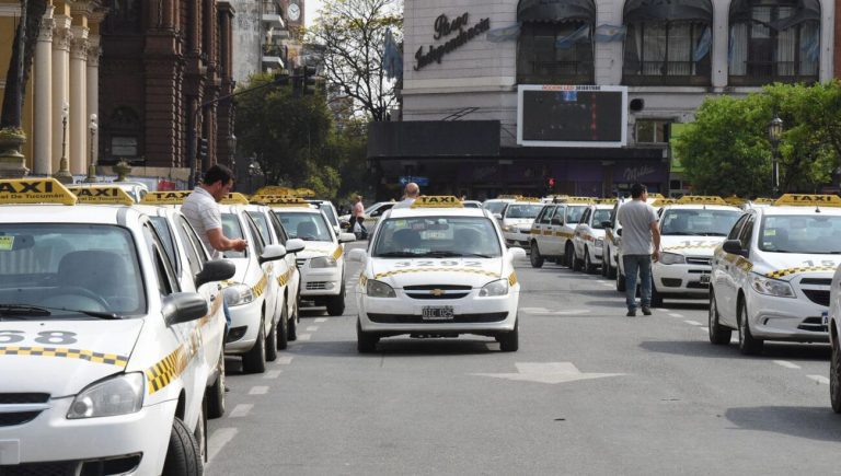 Otro golpe al bolsillo: La tarifa de taxis sube un 50 %