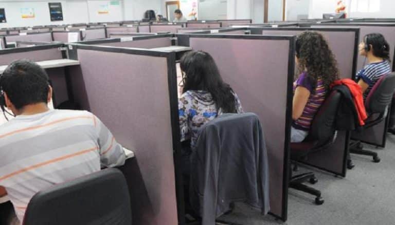 Un call center comunicó el despido de  60 trabajadores