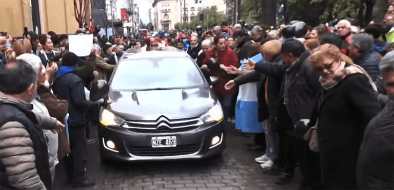 Conmovedor cortejo fúnebre del policía asesinado