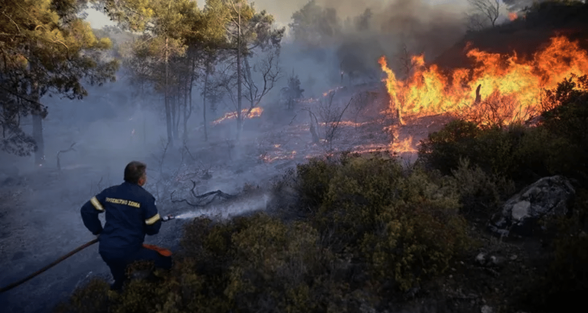 Grecia: el fuego no cesa y ya murieron cinco personas | Canal 10 Tucumán