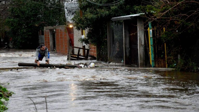 Temporal en Buenos Aires: vuelos afectados, evacuados y destrozos por las inundaciones