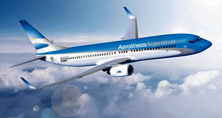 Como en el pasado, Milei firmó el decreto que habilita la venta de Aerolíneas Argentinas