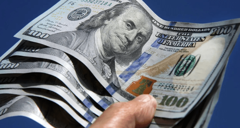 El dólar “blue” bajó $5 casi en el cierre de la semana