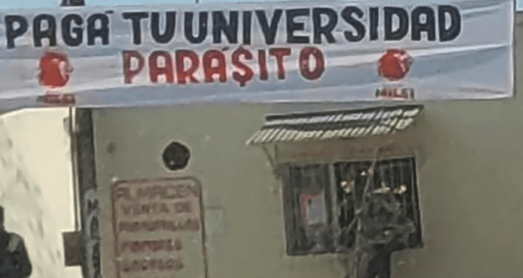 Pasacalles y pintadas negacioncitas en la UNT con el logo de Milei