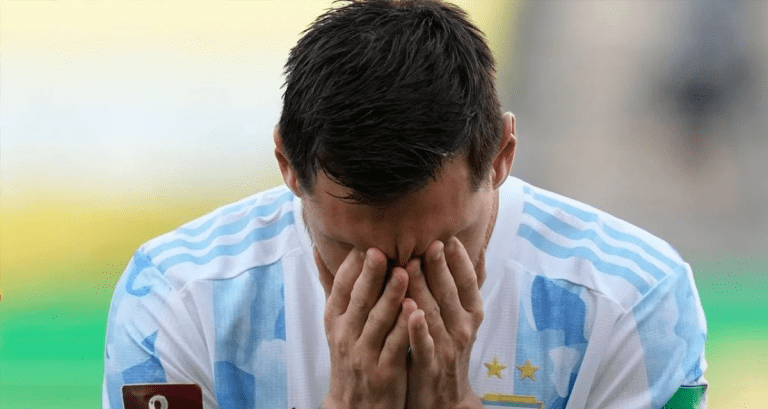 Hinchas bolivianos tiraron fuegos artificiales cerca del hotel de la Selección argentina