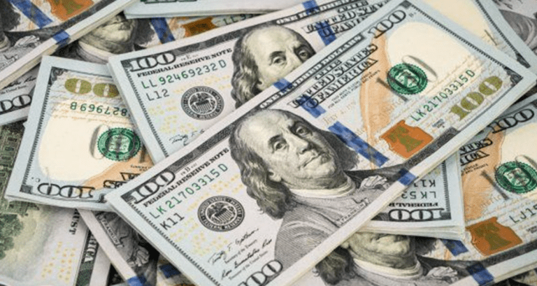 Leve retroceso en la cotización del dólar “blue” en el cierre de la semana