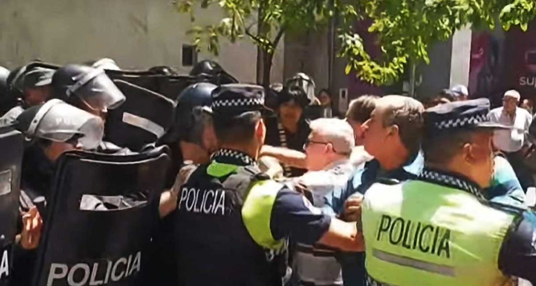 Enfrentamiento entre policías jubilados y policías en funciones