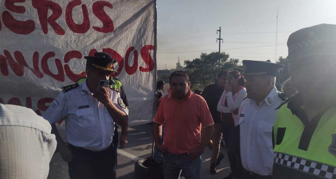 Trabajadores del citrus cortan la ruta 38