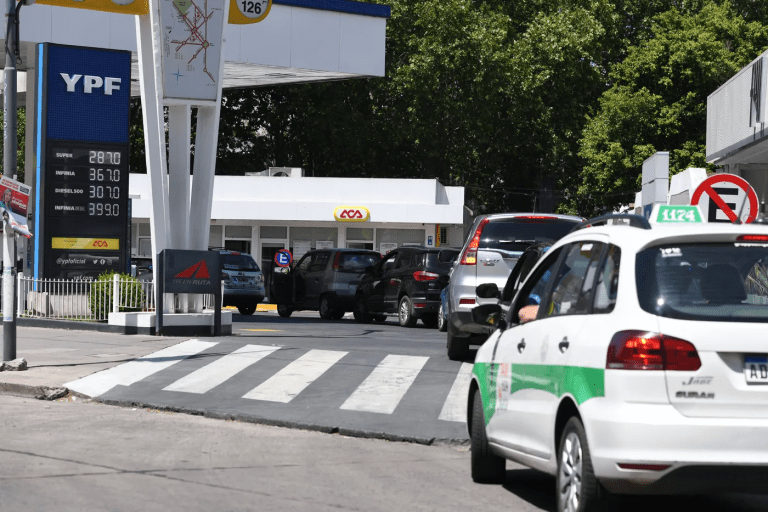 El lunes aumentan las naftas un 4,2 % y el diésel un 2,6 %