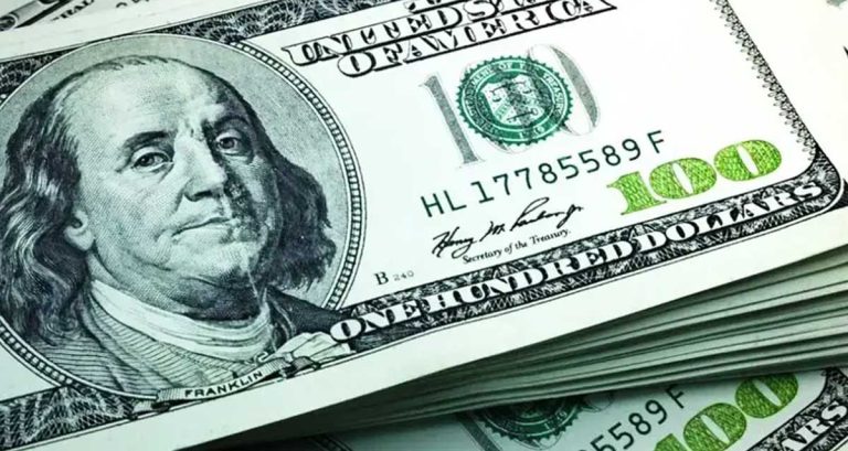 El dólar “blue” volvió a pasar la barrera de los $900