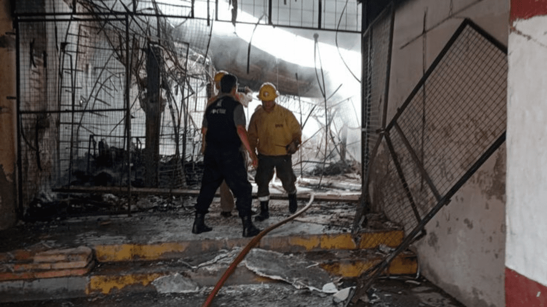 Cinco bomberos heridos y puestos comerciales afectados