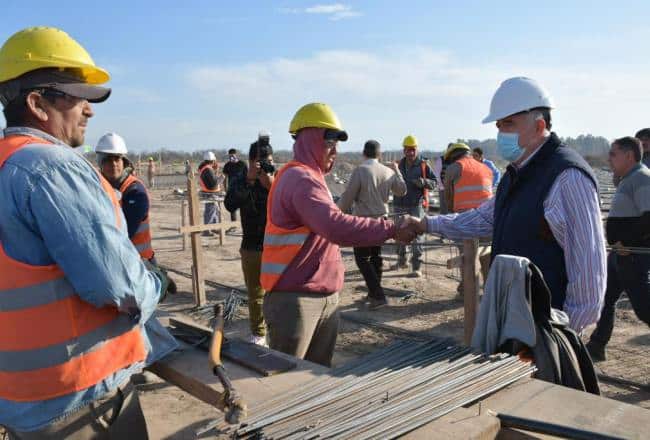 Imágenes de archivo. El gobernador Jaldo supervisaba obras en Benjamín Paz.