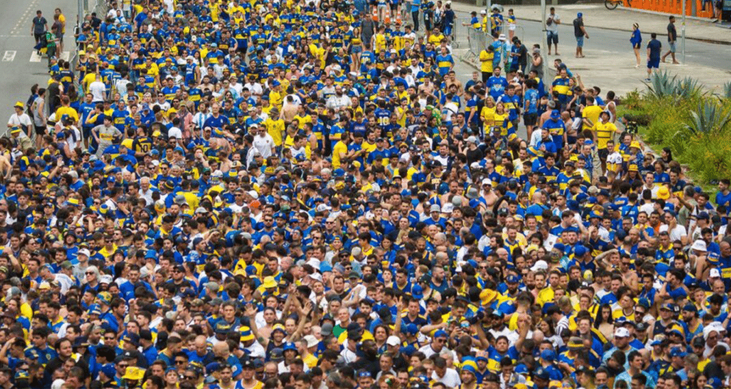 La policía tiró gases lacrimógenos a la hinchada xeneize