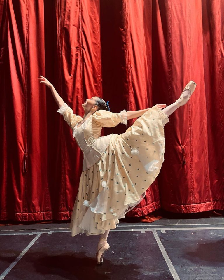 Una bailarina del Teatro Colón dicta clases gratuitas