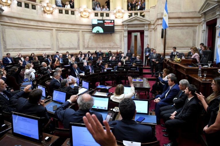 Tras el escándalo, senadores reculan y no se aumentarán los sueldos