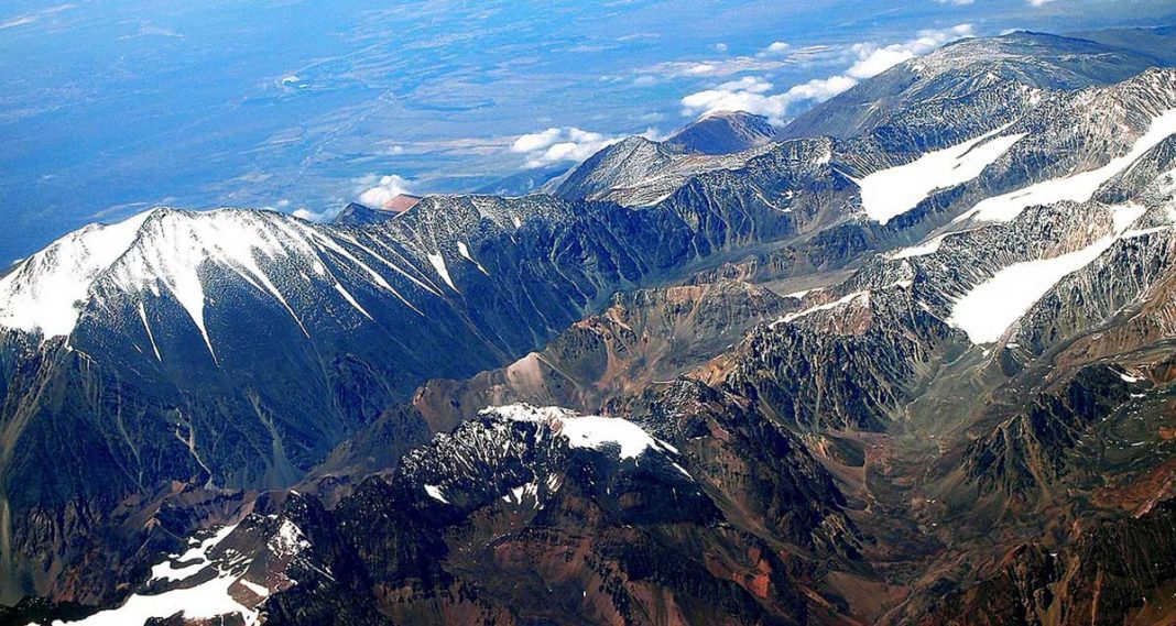 Búsqueda desesperada de tres andinistas argentinos en Los Andes