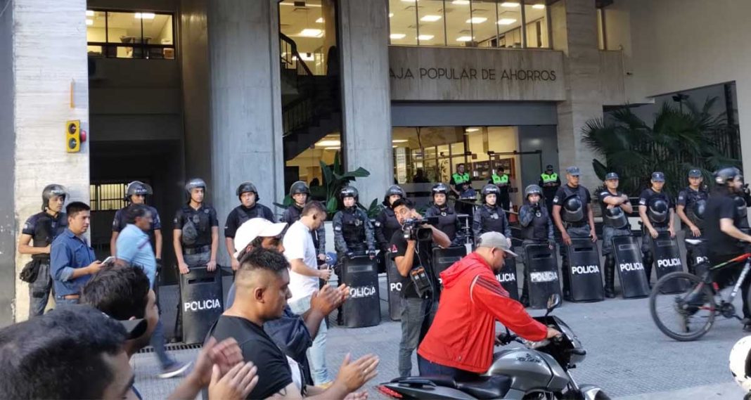 Protesta por despidos en la Caja Popular de Ahorros