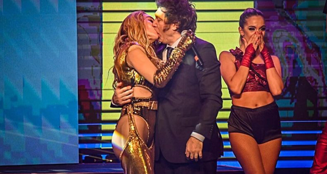 Milei y Fátima se besaron apasionadamente en el escenario