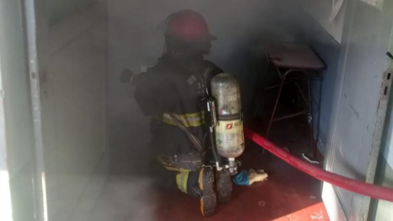 Bomberos voluntarios sofocaron un incendio en la escuela Patricias Argentinas