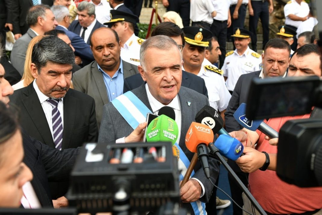 El gobernador respondiendo las preguntas de los medios locales