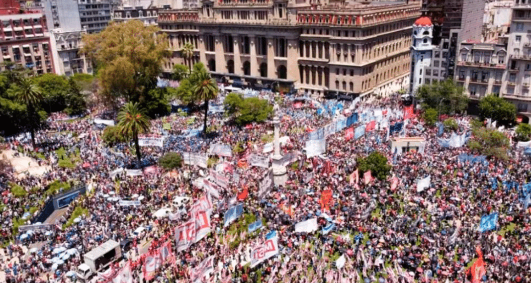 Los sindicatos marcharon a tribunales en repudio del DNU