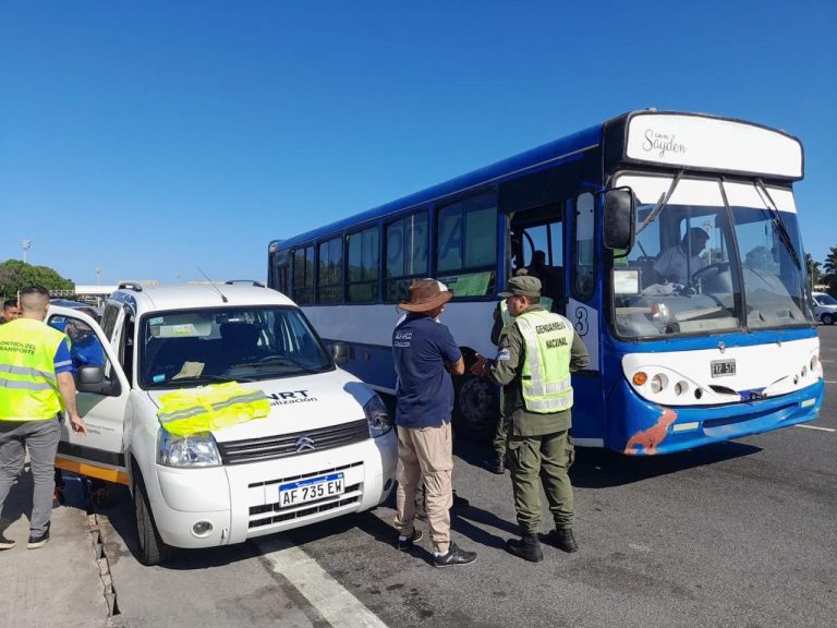 Gendarmería requisa colectivos en accesos de Buenos Aires