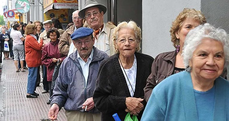 El Gobierno Nacional oficializó el bono para los jubilados y el incremento en la AUH