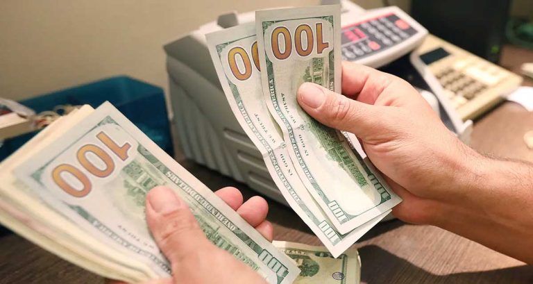 El dólar “blue” bajó en la previa del debate de la Ley Ómnibus