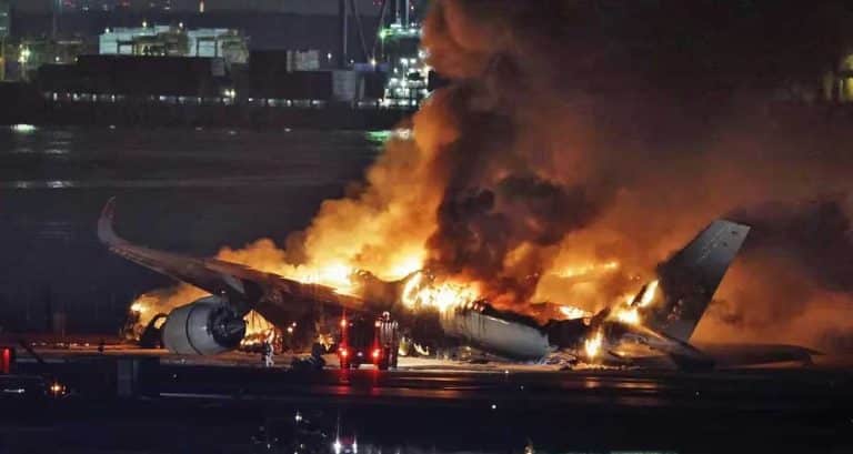 Japón: se incendió un avión con casi 400 pasajeros a bordo