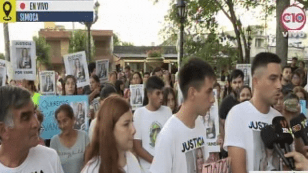 La comunidad de Simoca se movilizó en una marcha para exigir justicia por Vanesa Pérez, cuyo cuerpo fue encontrado sin vida el pasado sábado 30 de diciembre en circunstancias que su familia considera poco claras.