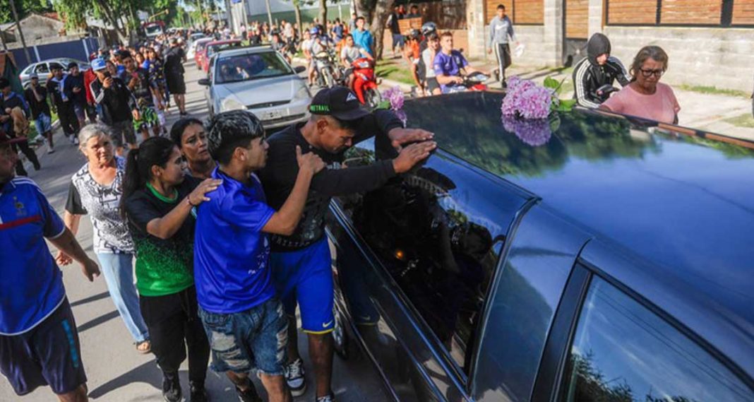 En un clima desgarrador, cientos de personas despidieron a Tomás Tello