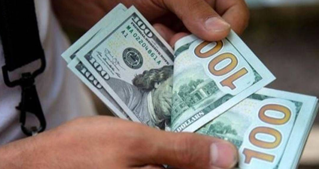 Leve caída del dólar blue tras una semana de alza