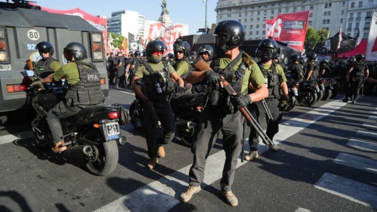 Incidentes entre Gendarmería y manifestantes afuera del Congreso