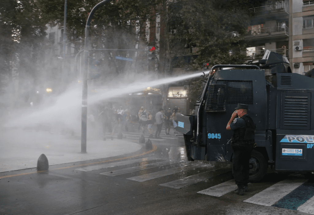 Las fuerzas de seguridad se engrentan con los manifestantes mientras se realiza el debate