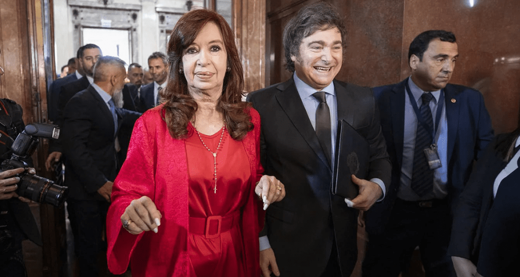 Milei da marcha atrás con su aumento salarial y Cristina lo chicaneó