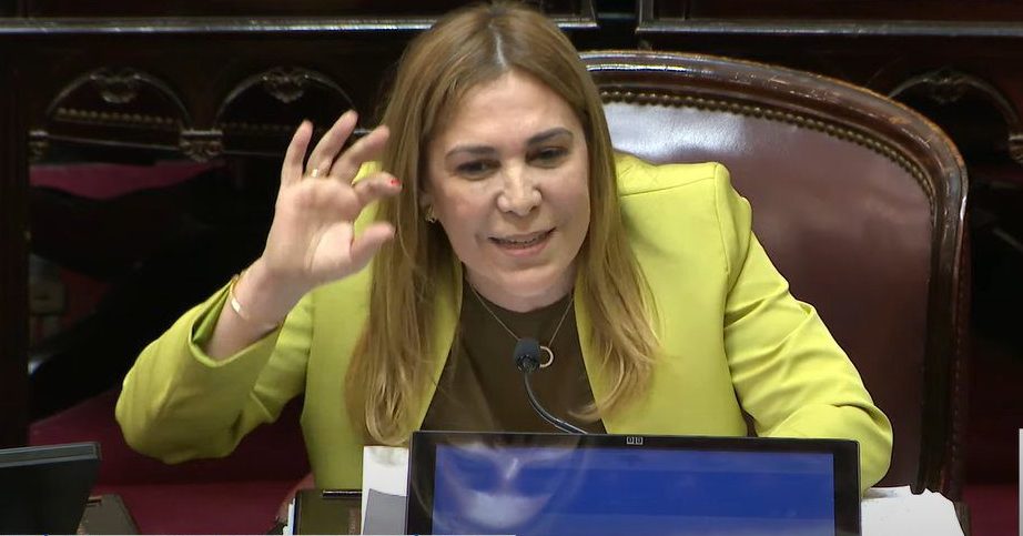 La senadora Beatríz Ávila haciendo uso de la palabra en la última sesión de la Cámara Alta.