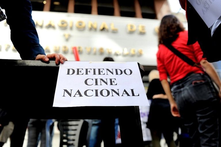 Avanza el ajuste sobre el INCAA y los recortes al cine nacional