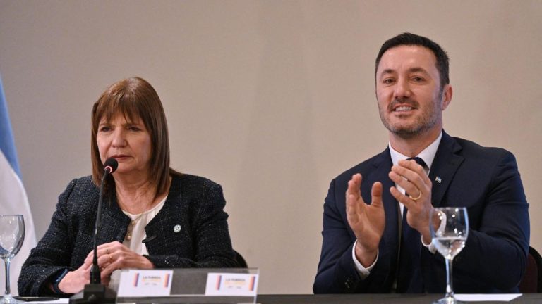 Bullrich y Petri a punto de comenzar la conferencia