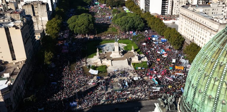 Masiva marcha universitaria en Buenos Aires: más de 500.000 personas en Plaza de Mayo