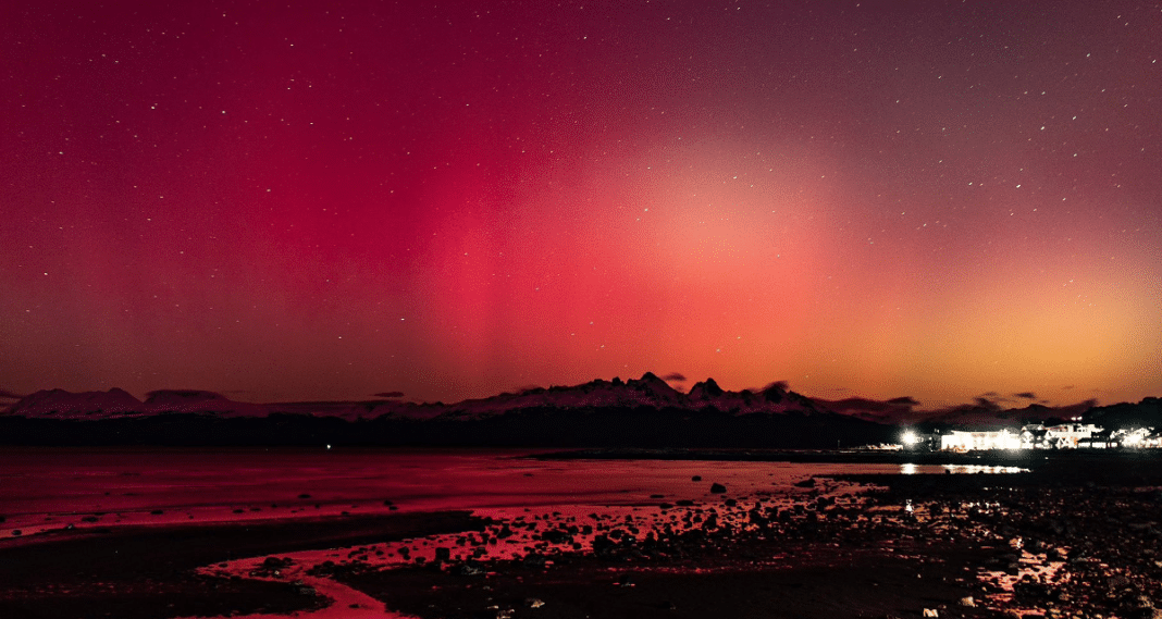 Auroras australes: el cielo se tiñó de fucsia maravillando a los ushuaienses