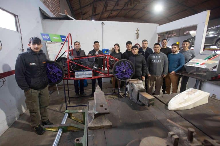 Alumnos tucumanos crearon un auto de carrera con elementos recuperados del delito