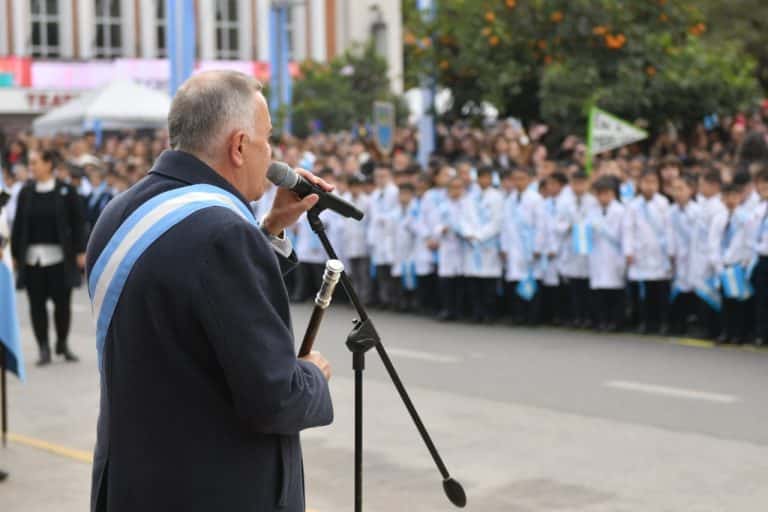 Jaldo tomó la promesa de lealtad a la bandera a 2.500 alumnos