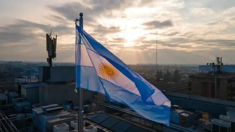 La bandera argentina izada en lo más alto de la Legislatura