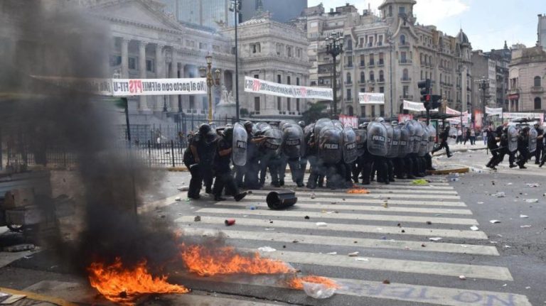 Tensión fuera del Congreso: son 27 los detenidos por los incidentes